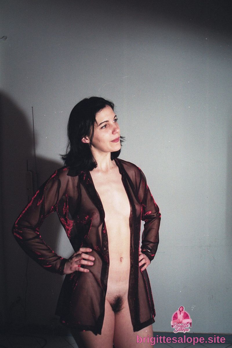 Femme nue dans un transparent noir — Brigitte la Salope