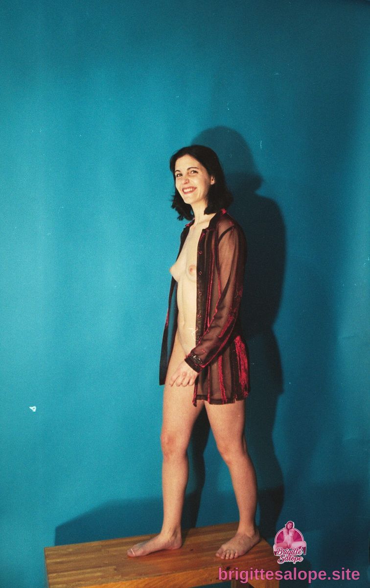 Femme nue sous un voile noir sur fond bleu — Brigitte la Salope