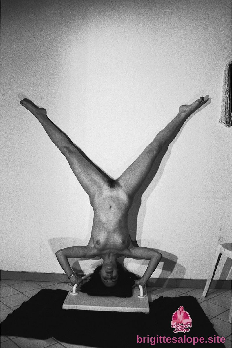 Nude en inversion — Brigitte la Salope