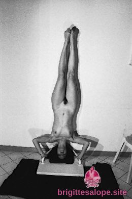 Nude en équilibre inversé — Brigitte la Salope