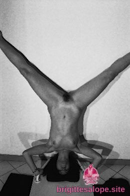 Nue en position de yoga inversé — Brigitte la Salope