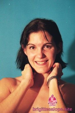 Portrait de femme souriante (photo 2681) — Brigitte la Salope