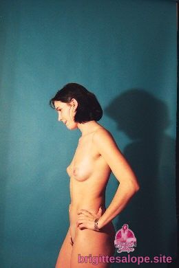 Nue en profil (photo 2701) — Brigitte la Salope