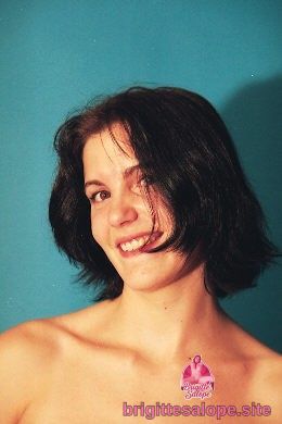 Portrait de femme souriante (photo 2716) — Brigitte la Salope