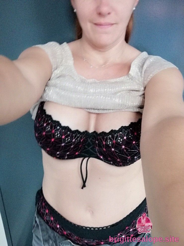 Autoportrait en lingerie noire et blanche — Brigitte la Salope