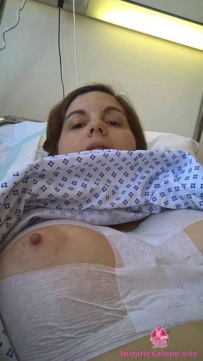 Infirmière au lit — Brigitte la Salope