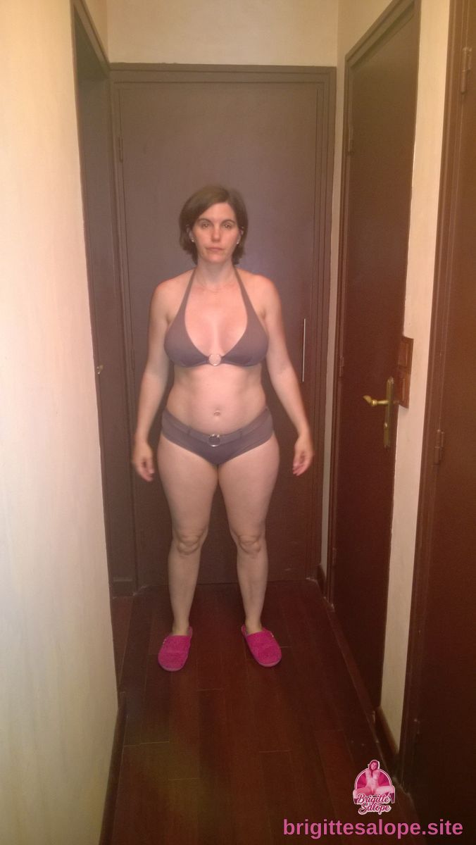 Femme en lingerie dans un couloir — Brigitte la Salope
