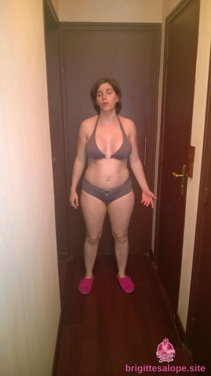 Femme dans un couloir — Brigitte la Salope