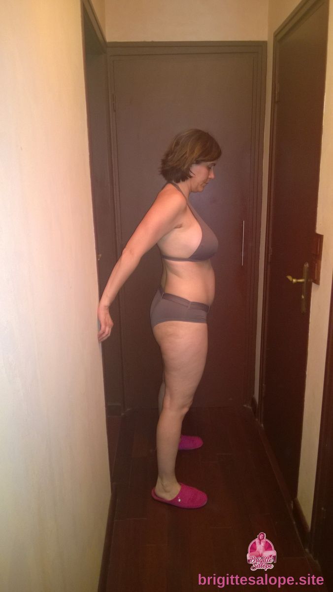 Femme en lingerie dans un couloir (photo 2778) — Brigitte la Salope
