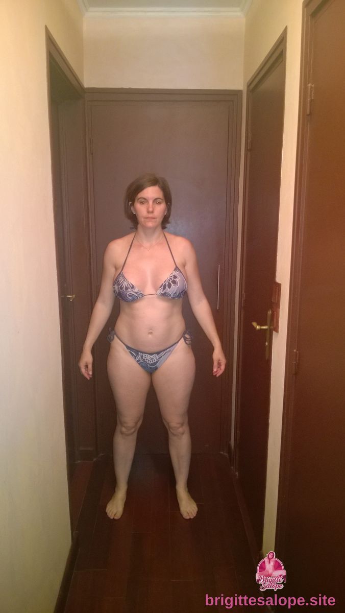 Femme en bikini dans un couloir — Brigitte la Salope
