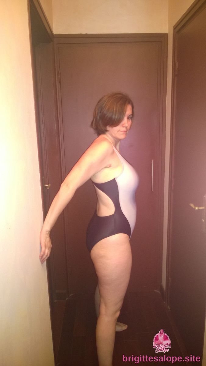 Femme en maillot noir et blanc — Brigitte la Salope