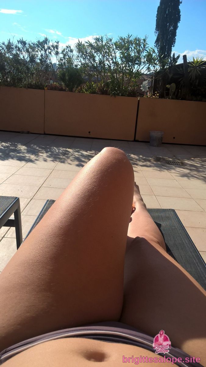 Relaxation au soleil (photo 2832) — Brigitte la Salope