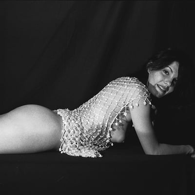 Femme nue en pose allongée — Brigitte la Salope
