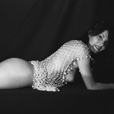 Femme nue sur le ventre (photo 2515) — Brigitte la Salope