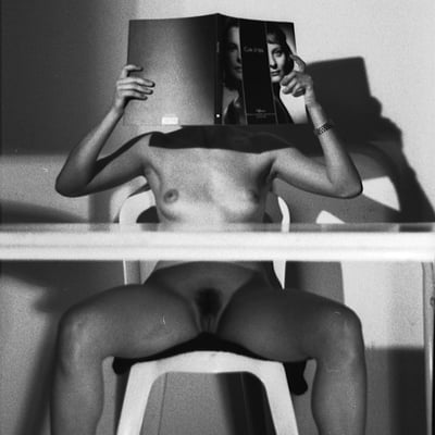 Nue avec livre — Brigitte la Salope
