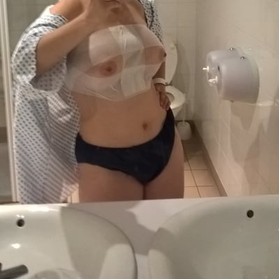 Autoportrait dans la salle de bain (photo 2771) — Brigitte la Salope