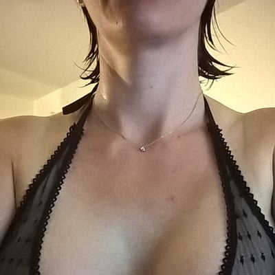 Photo intime de seins féminins — Brigitte la Salope