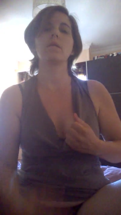 Femme dans un tank top sombre — Brigitte la Salope