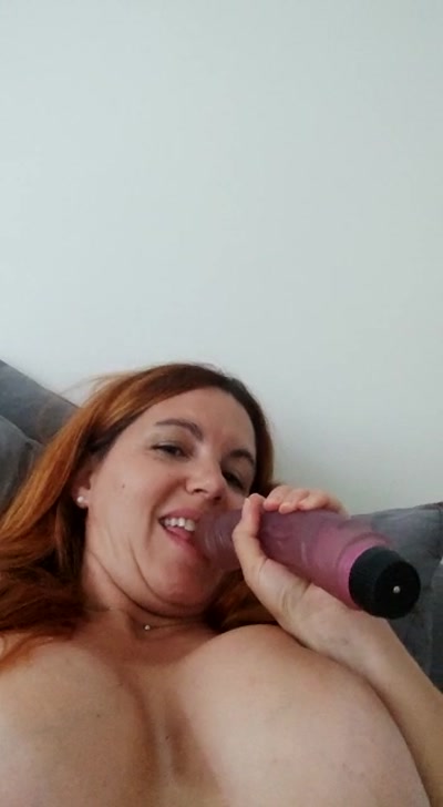 Femme nue jouant avec un vibromasseur — Brigitte la Salope